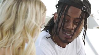 【麻花免费视频】饥渴的金发女郎和伴侣在卧室做爱