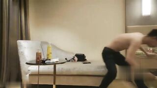 【麻花免费视频】高素质外围妹子沙发舌吻调情舔屌口交侧入