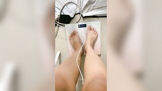 【麻花免费视频】00后嫩妹妹全裸揉搓小穴椅子上假屌骑坐呻吟