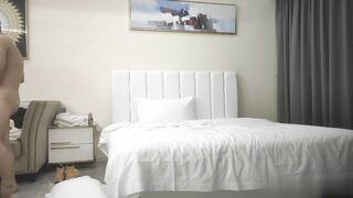 【麻花免费视频】休学中大学妹子带上眼镜挺斯文跪着猛吸屌