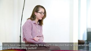 【麻花免费视频】刚满18岁少女白虎展示为了破处被哥哥开苞