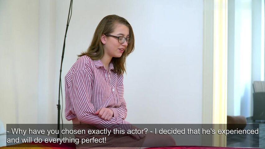 【麻花免费视频】刚满18岁少女白虎展示为了破处被哥哥开苞