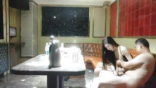 【麻花免费视频】探花炮哥全网商K选妃一排美女灯红酒绿下裸体