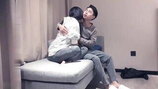 【麻花免费视频】约妹子在沙发啪啪蹲着口交上位骑坐后入抽插猛操