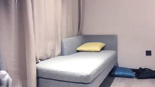 【麻花免费视频】约妹子在沙发啪啪蹲着口交上位骑坐后入抽插猛操