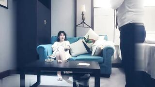 【麻花免费视频】赵总寻花一线天肥逼可爱妹子沙发上掰穴抽插