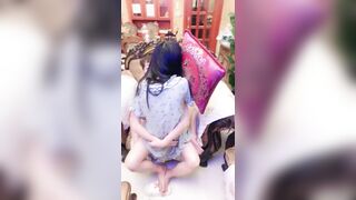 【麻花传媒视频】3P激情名场面跪在沙发前后夹击抱起来猛操