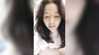 【麻花传媒视频】飘飘女神让小奶狗亲着小嘴揉着奶子抠逼骚穴