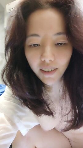 【麻花传媒视频】飘飘女神让小奶狗亲着小嘴揉着奶子抠逼骚穴