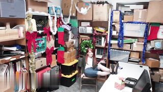 【麻花传媒视频】热情的红发小偷 跪在地上吞下大鸡巴的精液