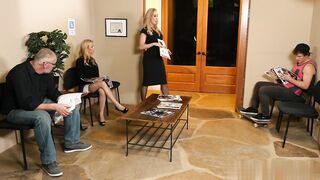 【麻花传媒视频】在性治疗中拥有三人大鸡巴挨边后入打桩