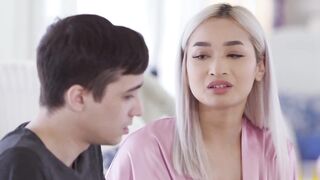 【麻花免费视频】家庭勾搭-艾弗里·布莱克玩弄白发女友上位