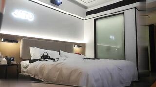 【麻花免费视频】约个白衣牛仔裤骚妹子洗完澡穿上黑丝插嘴后入