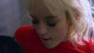 【麻花免费视频】金发女郎想要和陌生人的黑鸡巴做爱后入