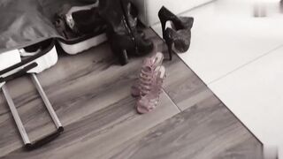 【麻花免费视频】金发荡妇劳拉性感菊花邀请鸡巴后入暴插