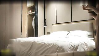 【麻花免费视频】白裙御姐在酒店床上跪爬掰开大长腿爱抚坐鸡巴