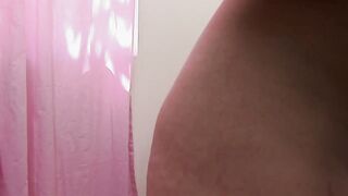 【麻花免费视频】矮胖的黑发宝贝将黑色的大鸡巴插入她粉红色的阴户