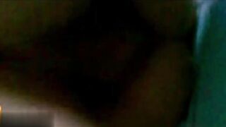 【麻花免费视频】【真实父女乱伦】父亲帮女儿破处，妈妈在旁边安慰说你放松就不疼了