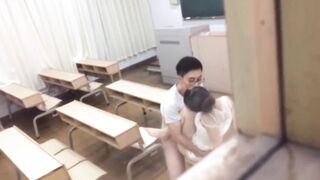 【麻花免费视频】吃瓜 小情侣在无人教室啪啪超投入被路过的同学偷拍