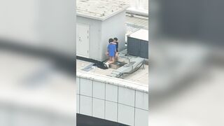 【麻花免费视频】天台门事件中学情侣翘课跑到商场天台啪啪解锁各种姿势围观吃瓜群众看得口干舌燥