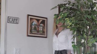 【麻花免费视频】家庭勾搭-继母克莱欧瓦伦汀教继女佩吉欧文斯如何口交