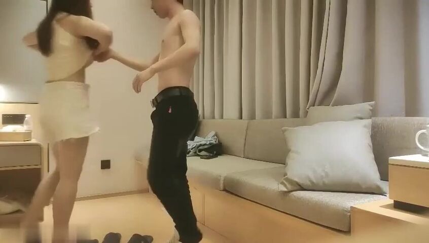 【麻花免费视频】重金驰骋外围圈嘴贱文轩笑脸相迎共享交合