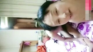 【麻花免费视频】母女齐上阵女婿双飞老婆和六十多岁的老丈母娘