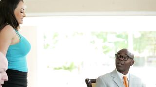 【麻花免费视频】克劳迪娅·瓦伦丁 测试了新助理员工的大黑鸡巴