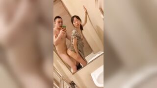 【麻花免费视频】热门事件 哈尔滨某商场卫生间里惊现已婚男女偷情事件男的还拿手机自拍全程露脸