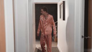 【麻花免费视频】尼基·克鲁兹脱下上衣并在健身室骑乘丹尼的怪物鸡巴