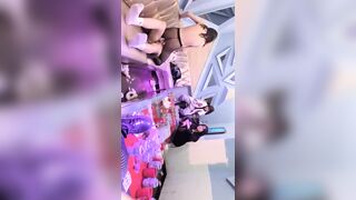 【麻花免费视频】KTV现场直播丝袜少女被鸡巴深喉呕吐爆草深入