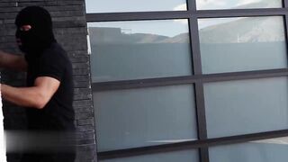 【麻花免费视频】丰满的家庭主妇挤压窃贼的鸡巴并在骑在他身上