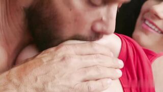 【麻花免费视频】大奶继妹取悦自己和继弟各种上位暴插