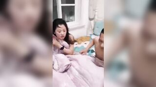 【麻花免费视频】山东捉奸骚货偷情还理直气壮正在啪啪老公闯入