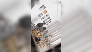 【麻花免费视频】校园新瓜！烟台科技学院画室doi事件！情侣画室做爱被偷拍！