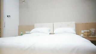 【麻花免费视频】又纯又欲眼镜妹迫不及待脱掉衣服插嘴侧入打桩