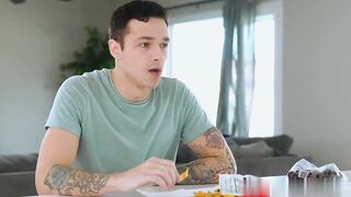 【麻花免费视频】我基本上赤身裸体就在你身后—诱惑地嘲笑继子