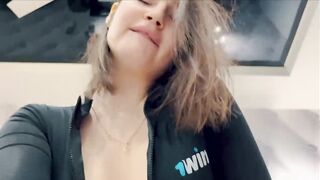 【麻花免费视频】辣妹发现我打飞机并很高兴加入 - 奥利维亚·摩尔