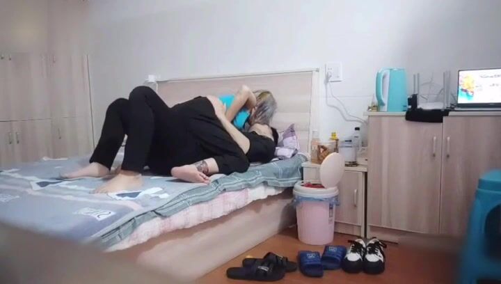 【麻花免费视频】小太妹缺钱下海援交加钱可以不带套