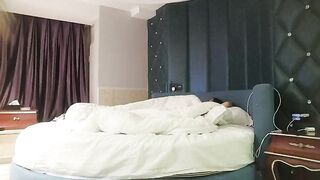 【麻花免费视频】网恋奔现开房良家少妇揉奶摸穴翘起屁股后入