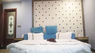 【麻花免费视频】情趣圆床房约来个丰满性感女孩跪舔后入抽插