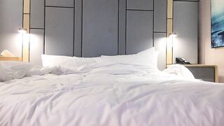 【麻花免费视频】重金约到个把哪吒纹到小腿的超高颜值女神