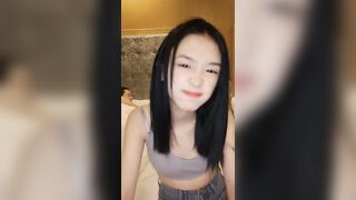 【麻花免费视频】18岁表妹梦涵6P酒店淫战白浆超多肏得最爽01