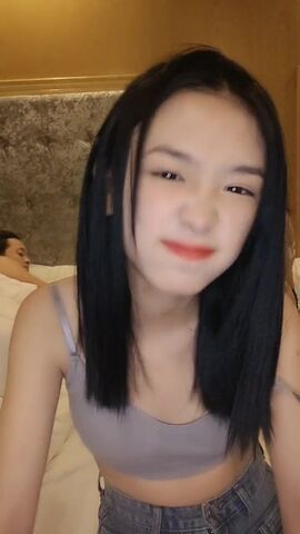 【麻花免费视频】18岁表妹梦涵6P酒店淫战白浆超多肏得最爽01