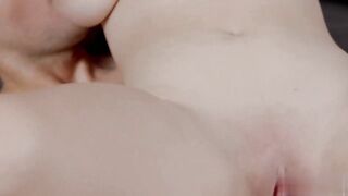 【麻花免费视频】巨乳宝贝洛拉·布雷德利给男友一个闷热的惊喜