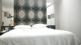 【麻花免费视频】肉感肥臀骚女短裙69扣穴猛操拔套被发现