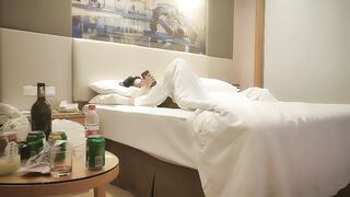 【麻花免费视频】足疗红酒妹沙发躺平休息呻吟不断勾魂摄魄