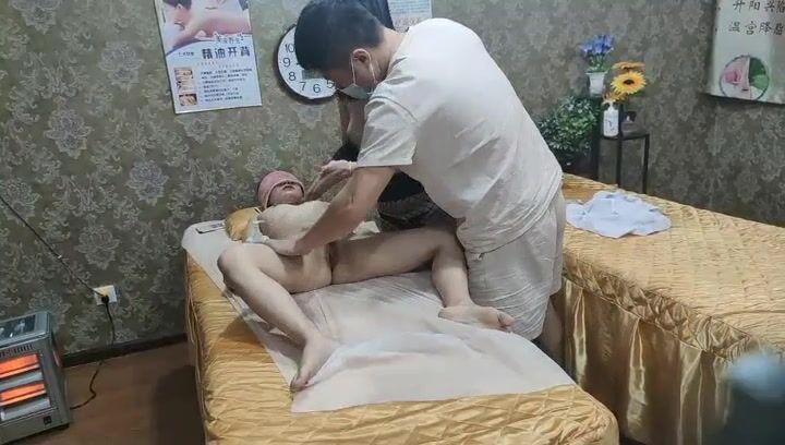 【麻花免费视频】骚技师当女顾客面偷情让小哥玩起了双飞各种抽插爆草