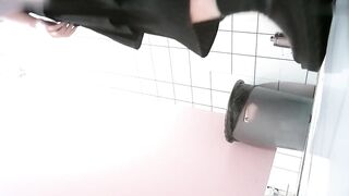 【麻花免费视频】【厕拍系列】商场全景偷拍美女嘘嘘，意外收获拍到妹子在里面自慰！