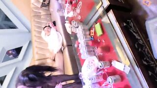 KTV保健沙发操黑丝小美女，还有几个人在喝酒唱歌，年轻人真的会玩啊！